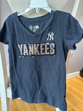 New Era Navy Girls' Yankees Sequin V-Neck Tee